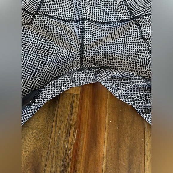 Lululemon black and white ruched back leggings size 6 - Picture 6 of 11